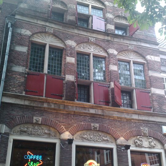 Laatgotisch onderkelderd huis met de verminkte oorspronkelijke topgevel aan de achterzijde