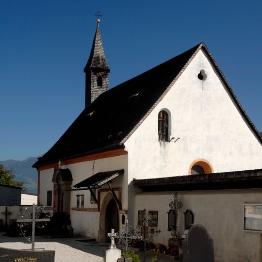 Friedhof mit Kapellen und Kreuz