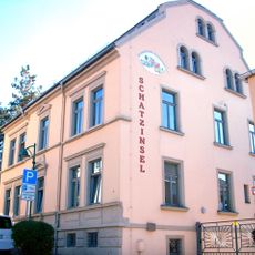 Wohnhaus (ehemals Fabrikantenwohnhaus) und Einfriedung, im hinteren Bereich Werksgebäude und Klinkerbau mit Maschinen Gartenstraße 6