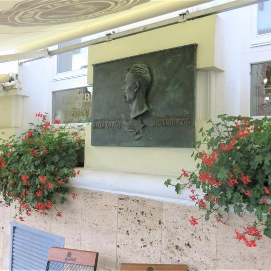 Pamětní deska Maxima Gorkého na hotelu Maxim v Mariánských Lázních