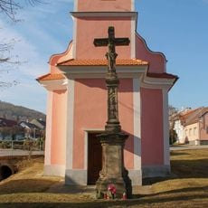 Kříž ve Slatinkách před kaplí na návsi