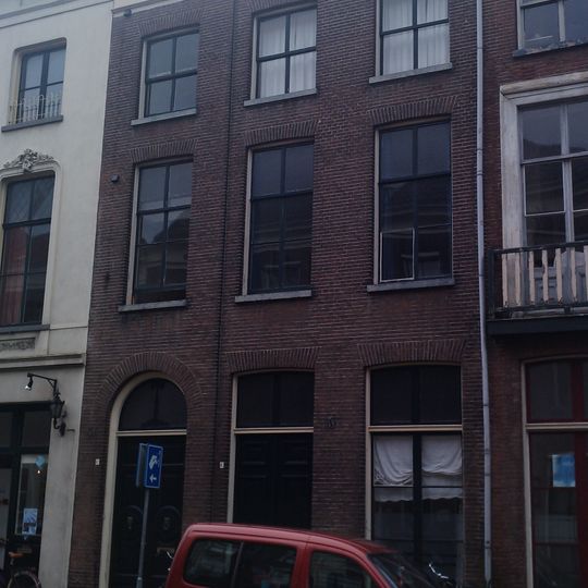 Pand met lijstgevel met oorspronkelijke deuren en ramen