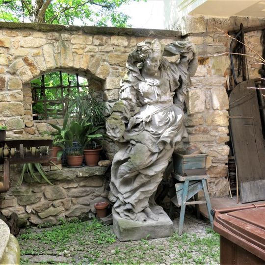 Socha u domu Rybářská 155/21 v Čelákovicích