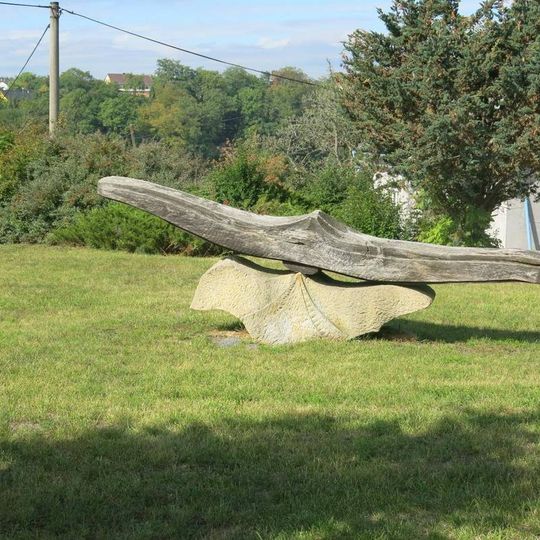 Kamenná plastika v parku u obecního úřadu v Klášteru Hradiště nad Jizerou