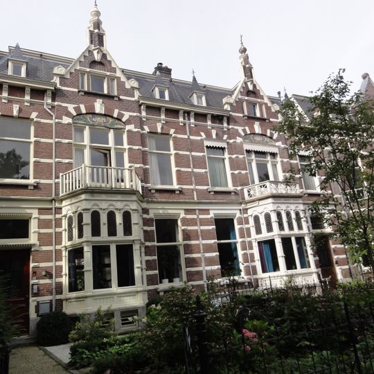 Twee herenhuizen met tuinhek