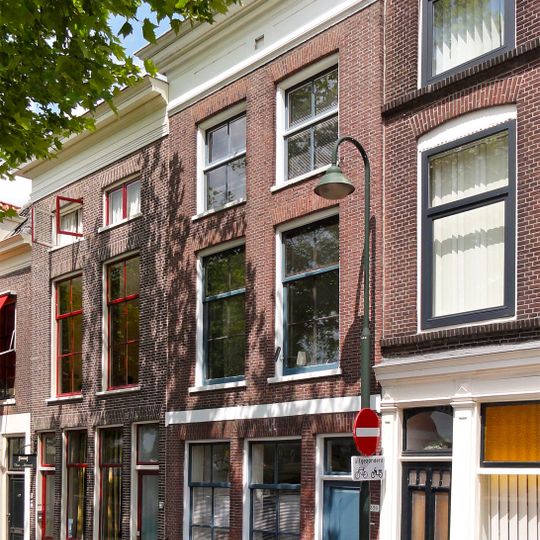 Pand met lijstgevel met mooi voegwerk