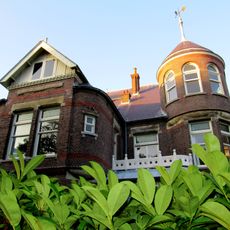 Vrijstaande villa met tuinhek in overgangsarchitectuur