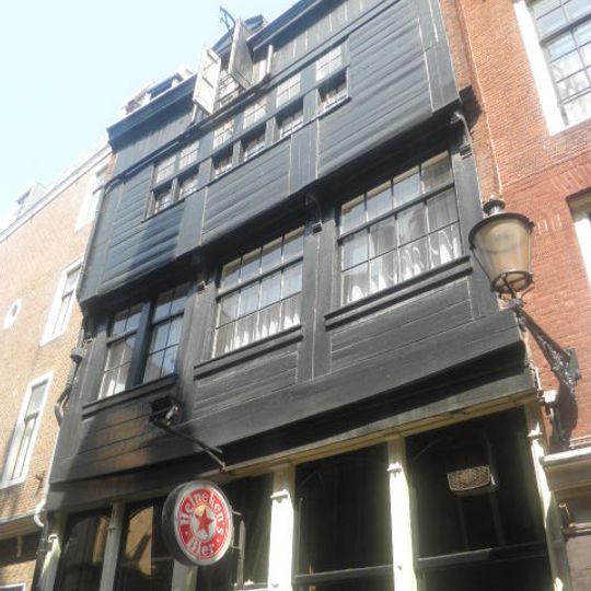 Dwarshuis met houten, per verdieping overkragende gevel