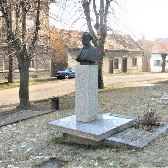 Pomník Antonína Dvořáka v Liehmannově ulici v Zlonicích