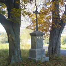 Kříž na rozcestí ve východní části Kerhartic