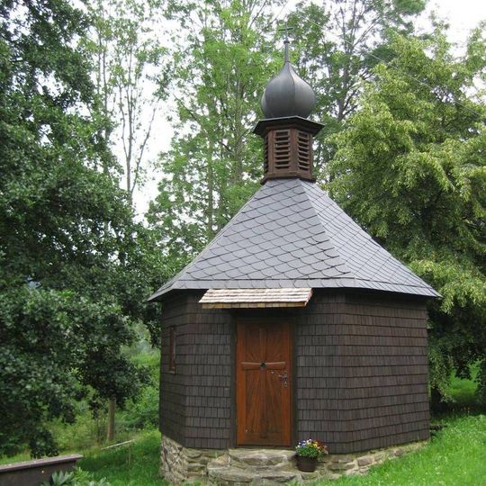 Dřevěná kaple u rozcestí silnic ve středu obce Datelov