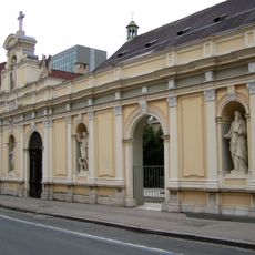 Dompfarrhof mit ehem. Friedhof und Portalschauwand