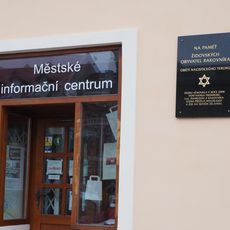Pamětní deska židovských obětí nacismu na domě Husovo náměstí 114 v Rakovníku
