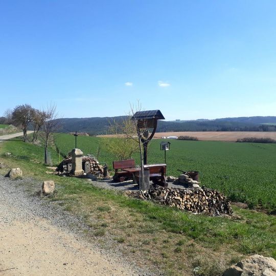 Kříž jižně od Chrášťovic u studánky