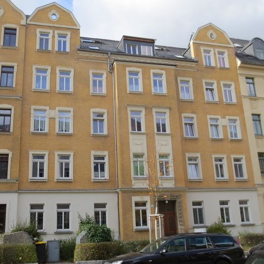Mietshaus in geschlossener Bebauung mit Vorgarten Further Straße 19