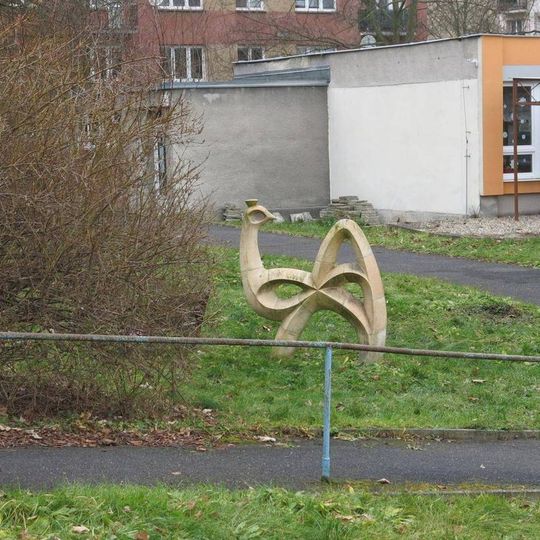 Keramická plastika Páv v zahradě školy v Školní ulici na Bukově