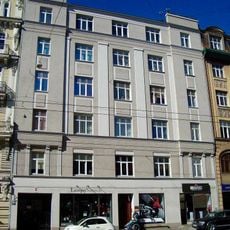 Īres nams ar veikaliem