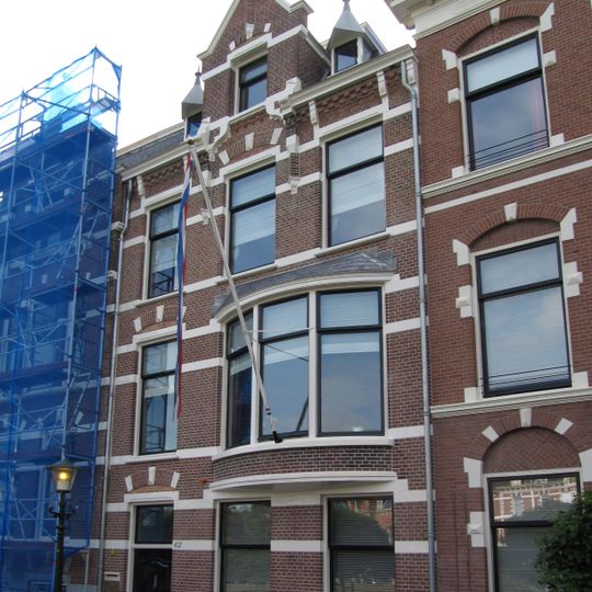 Pand in neo-renaissance trant met banden, blokken en een segmentvormig uitstekende erker