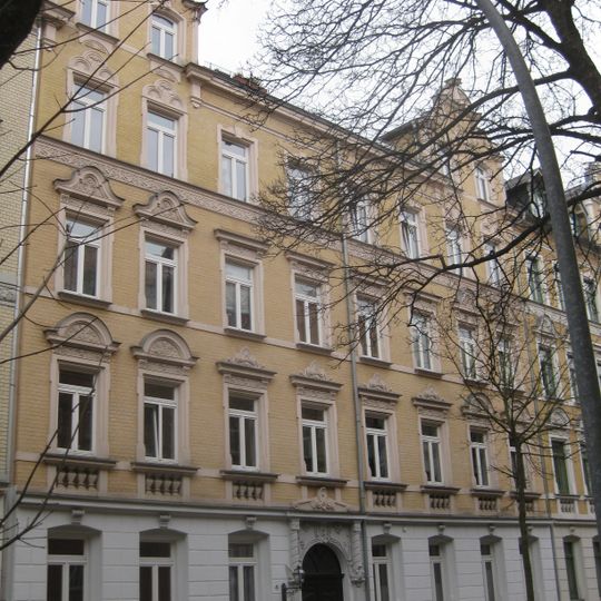 Mietshaus in geschlossener Bebauung Klarastraße 41