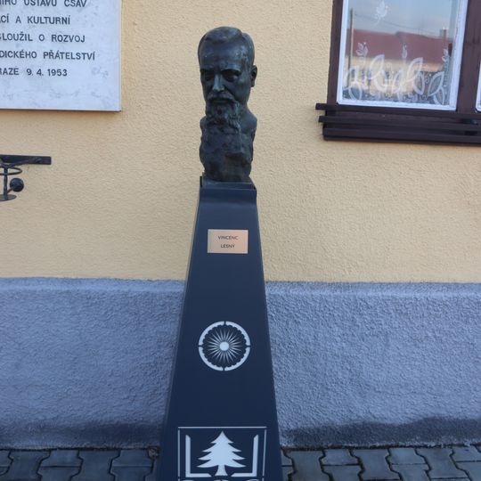 Busta Vincence Lesného v Komárovicích