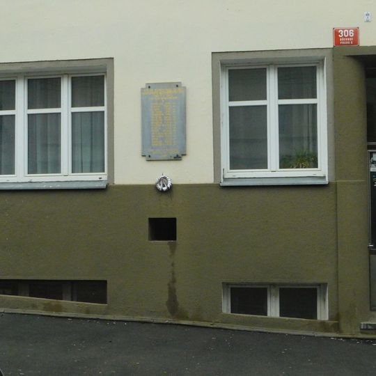 Pamětní deska obětem náletu 5. 5. 1945 na domě Šlikova 306/50 na Břevnově
