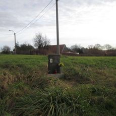 Pomník severovýchodně od Hadačky