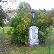 Kříž v zahradě domu 112 v Novém Oldřichově