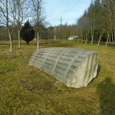 Plastika v jižní části sadu v areálu Astronomického ústavu v Ondřejově