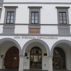 Pamětní deska Štěpánku Netolickému na domě Masarykovo náměstí 89 v Třeboni