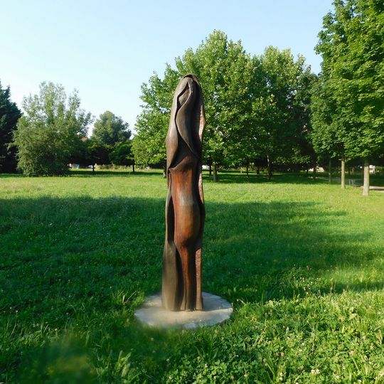 Plastika Tajemství života v parku před poliklinikou v Otrokovicích