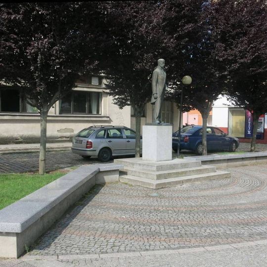 Masarykův pomník u sokolovny v Masarykově ulici v Železném Brodě
