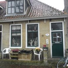 Eenvoudige woning onder hoog zadeldak