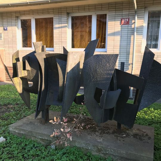 Plastika u domu U plynárny 14 v Michli