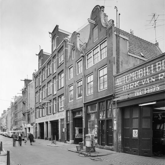 Pand met ingezwenkte halsgevel