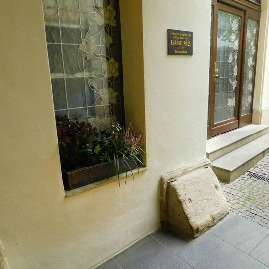 Pamětní deska Emanuela Piňose v průjezdu domu U Železných dveří v Praze