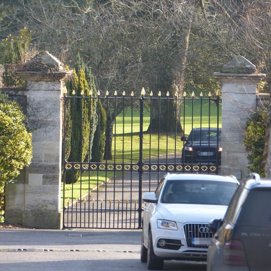 Entrance walls and gateway approximately 120 metres to north of Bibury Court Hotel