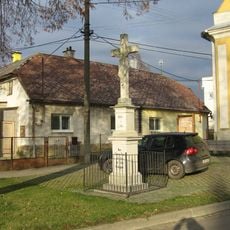 Pamětní kříž před kaplí ve středu Břevence