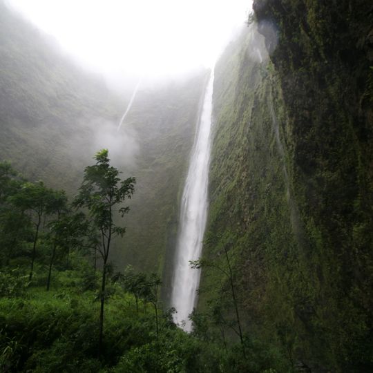 Hiilawe Waterfall