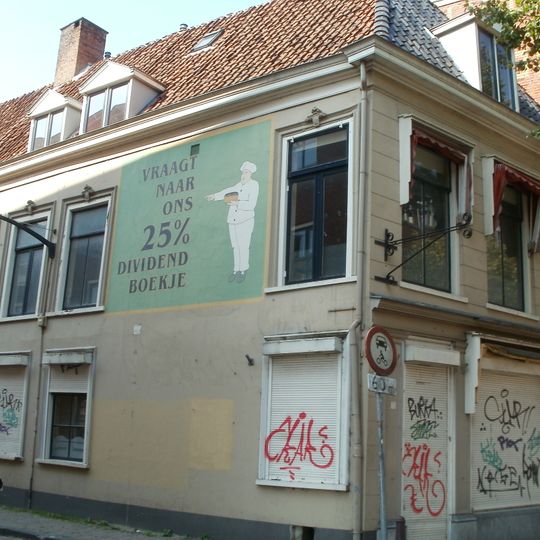 Pand onder zadeldak met voorschild en aan Korfmakersstraat 17 aansluitende nok