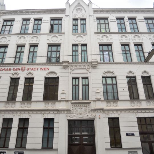 Schule und Badeanlage