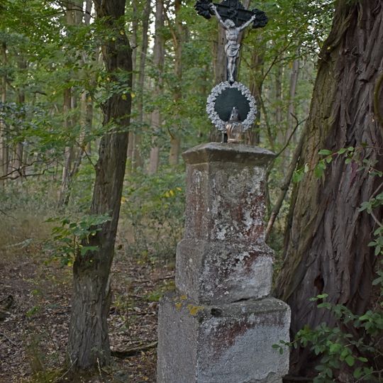 Kříž na okraji lesa u Úlic