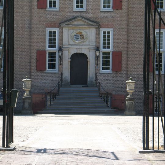 Kasteel Renswoude: twee tuinvazen bij bordestrap