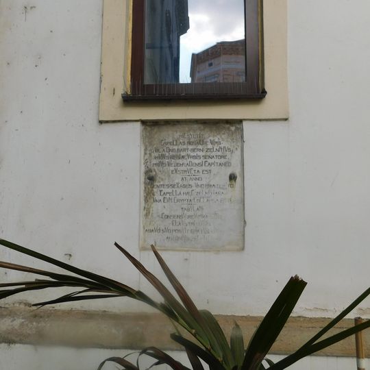 Pamětní deska na zdi františkánského kláštera v Uherském Hradišti