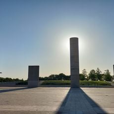 Pilastras hitos plaza Recibimiento