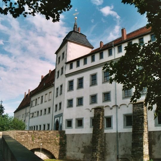 Schlossanlage mit Einfriedungs- und Stützmauern sowie Treppenanlage, Schlossbrücke und gärtnerische Anlagen Am Schloß 3
