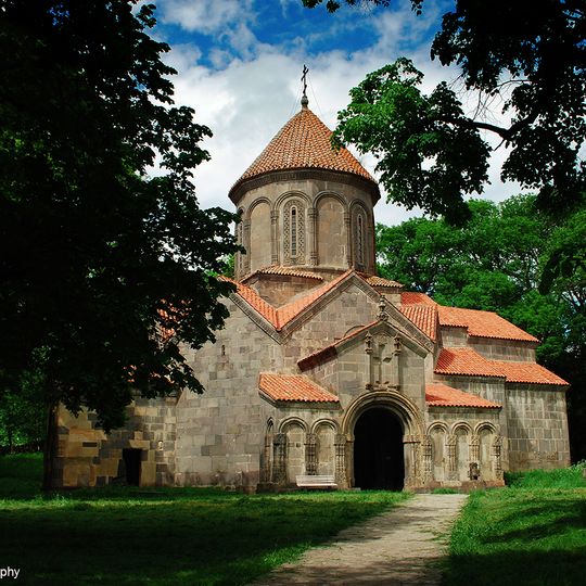 Გუმბათიანი ეკლესია გალავანი და სამრეკლო