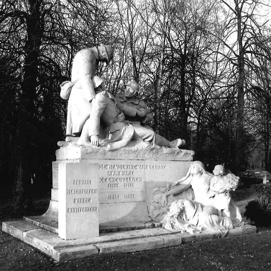 Oorlogsmonument ontworpen door Frans Jochems aan Hooftvunderlei