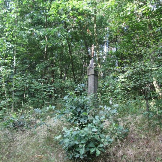 Boží muka v lese jižně od Třebomyslic