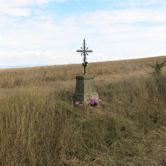 Kříž v aleji k areálu Maria Loreto v Hrozňatově