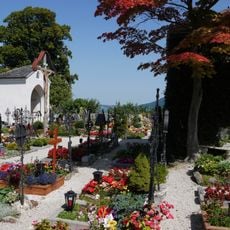 Friedhof und Fläche des ehem. karolingischen Königshofes